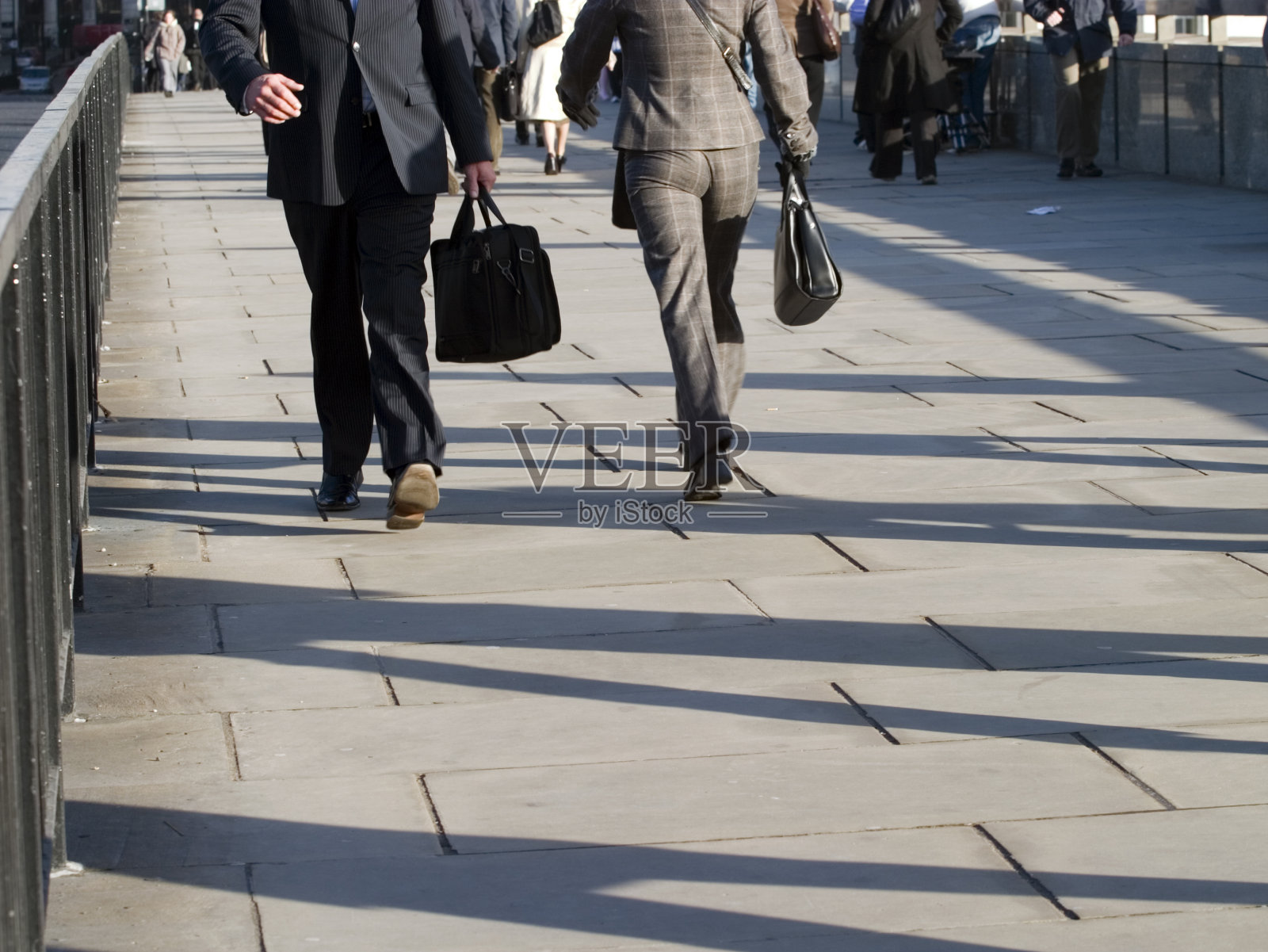 过往的乘客照片摄影图片