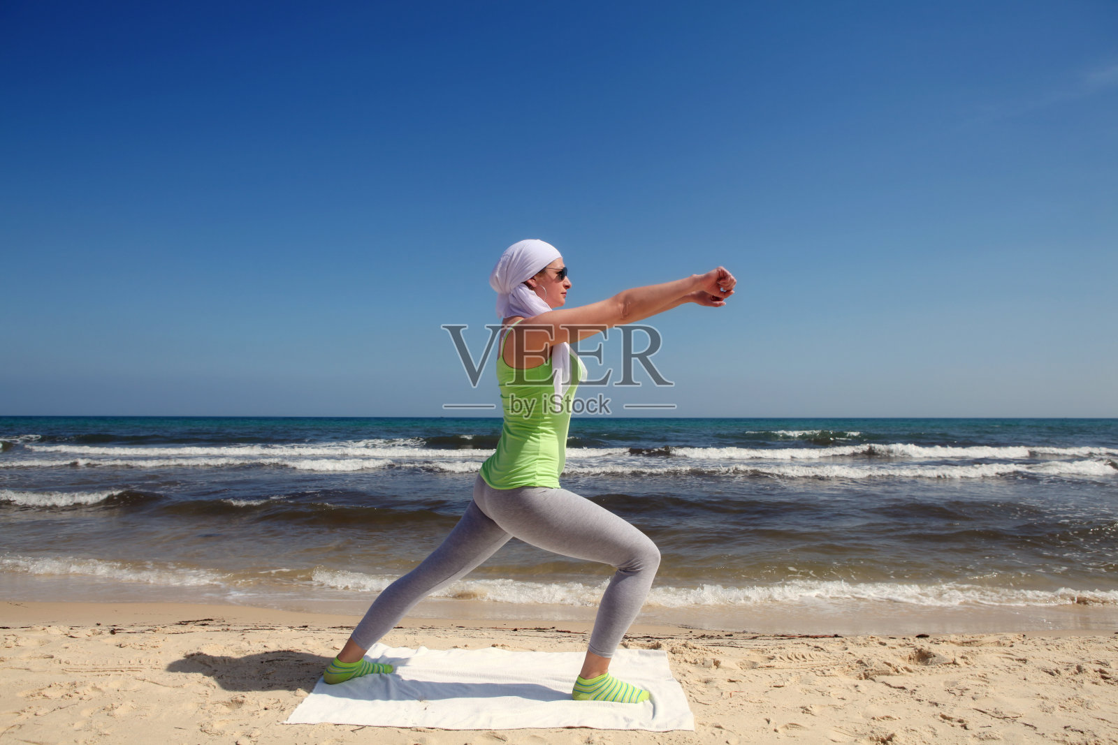 海滩上的瑜伽照片摄影图片