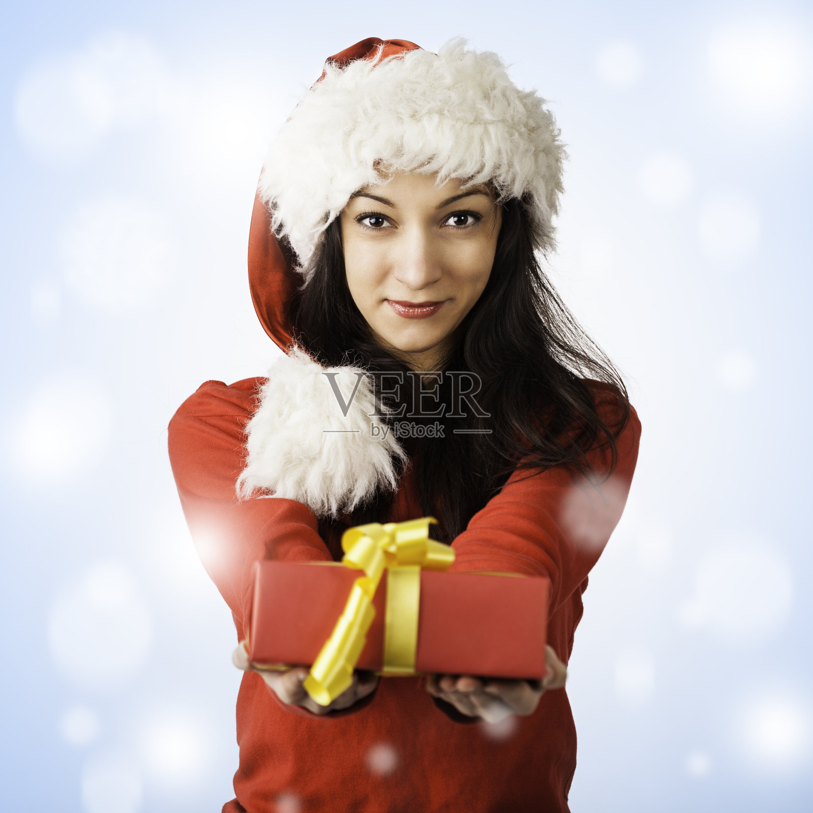 年轻女子微笑着捧着礼盒照片摄影图片