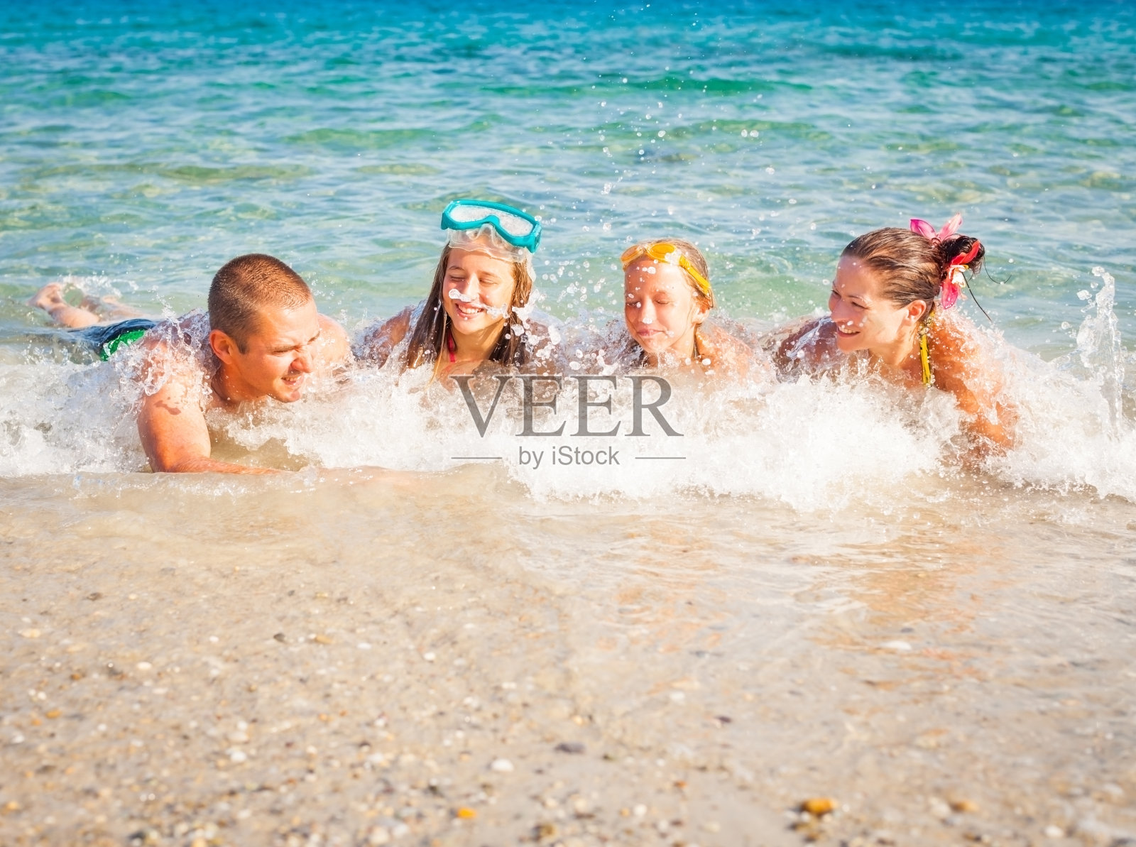 幸福的家庭躺在海边照片摄影图片