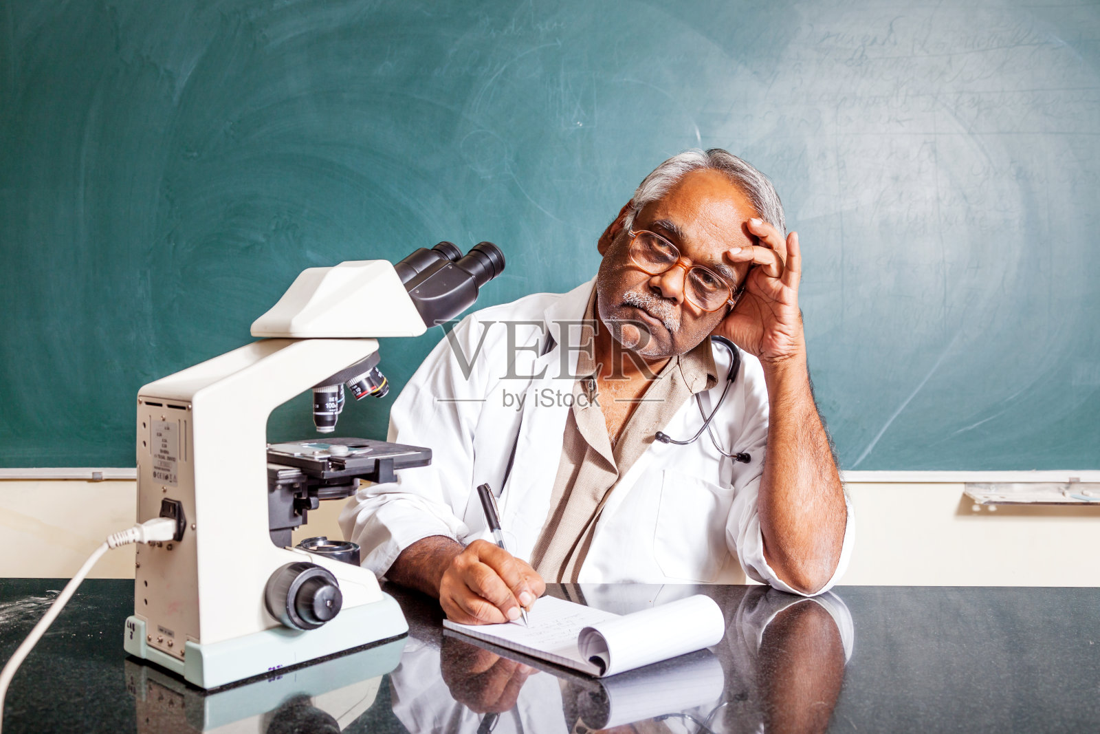 沉思的印度大学教授照片摄影图片