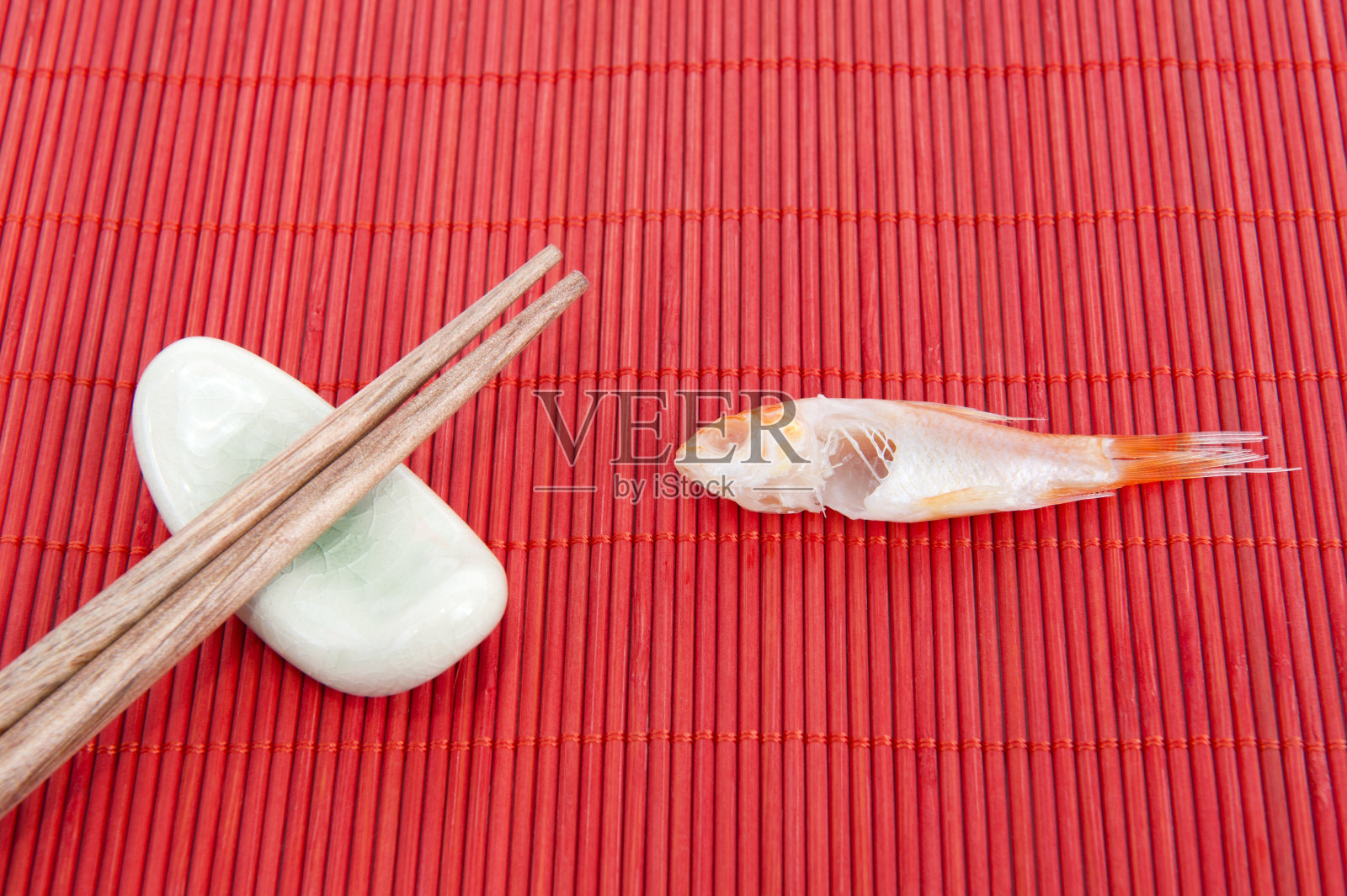 筷子和餐垫上的吃鱼照片摄影图片