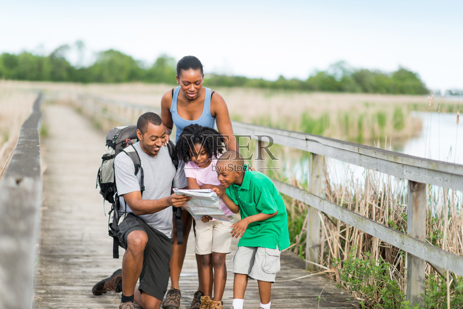 家人徒步旅行照片摄影图片