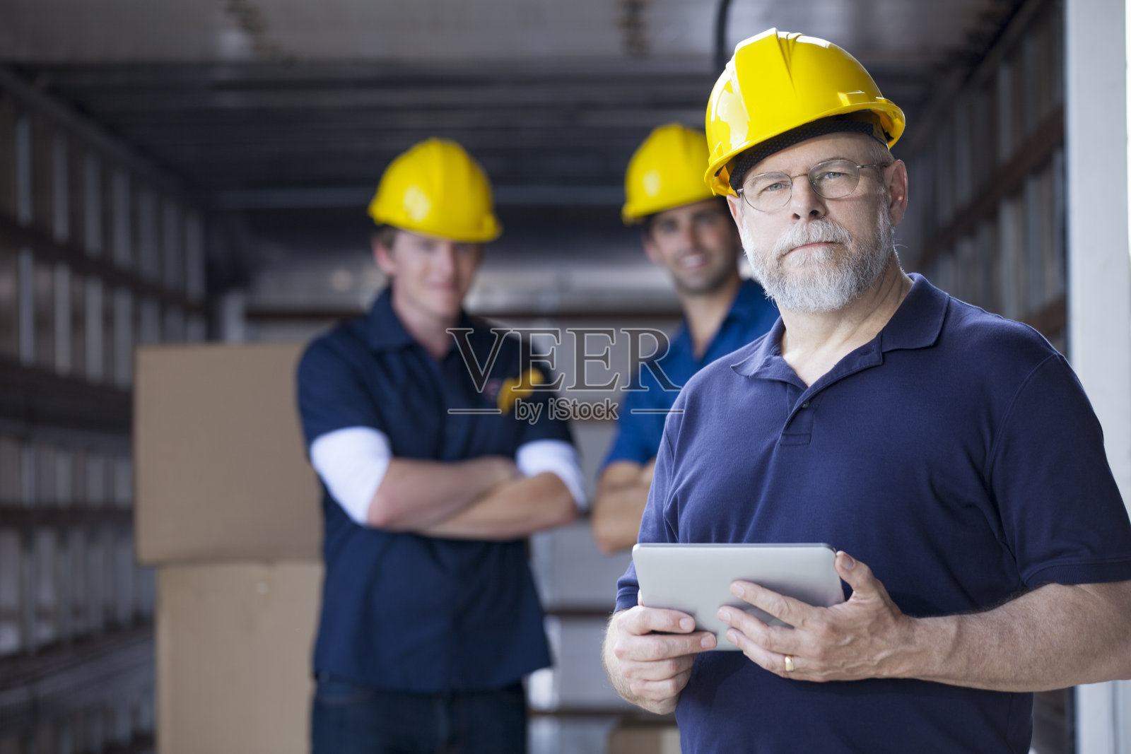 骄傲的领班站在他的队伍前面照片摄影图片