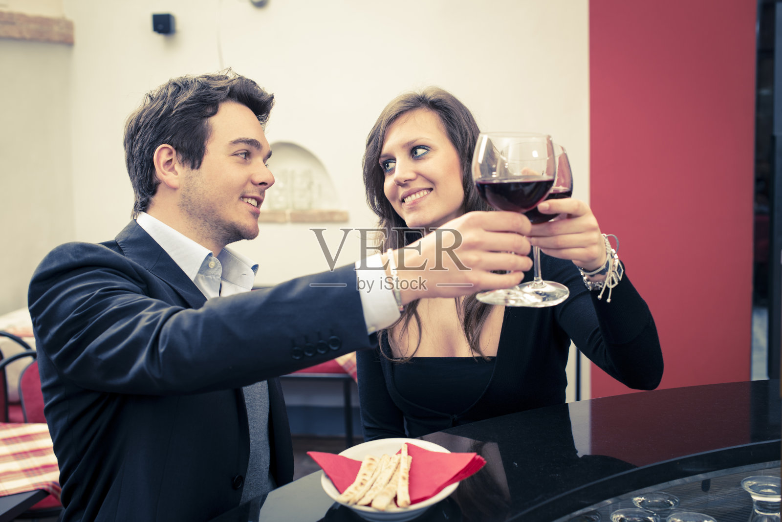 年轻的女人和男人在喝酒照片摄影图片