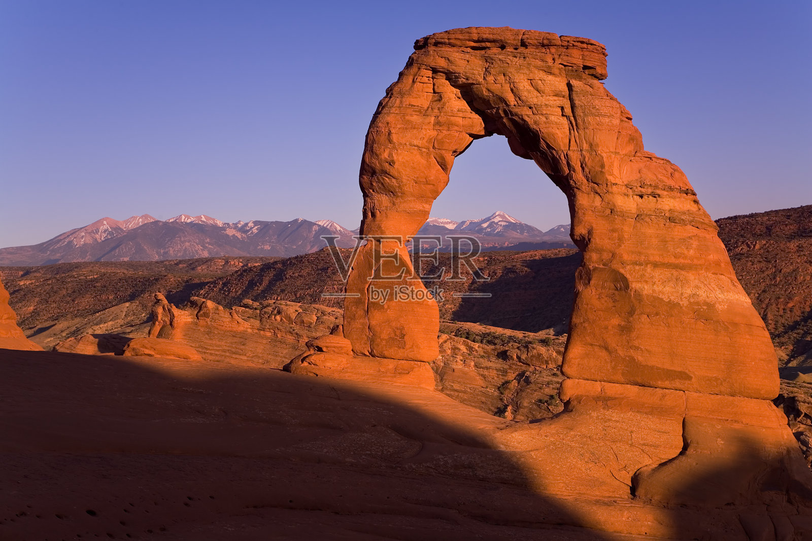夕阳下的美丽拱门和拉萨尔山脉照片摄影图片