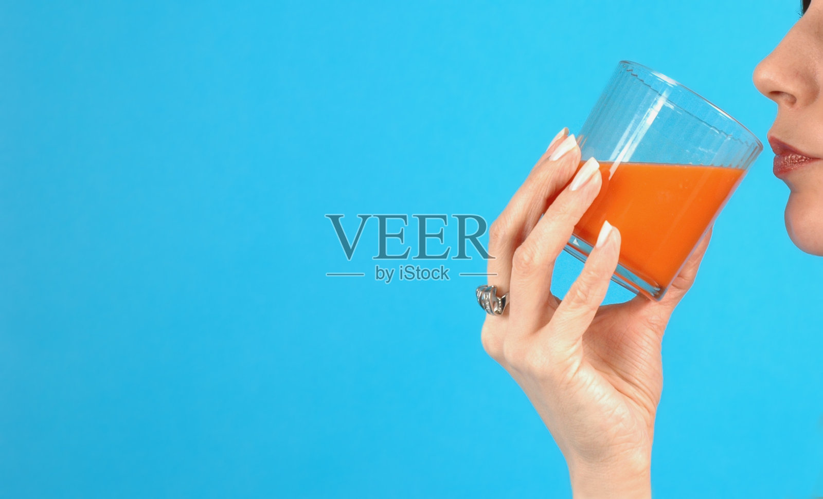 女孩用果汁照片摄影图片