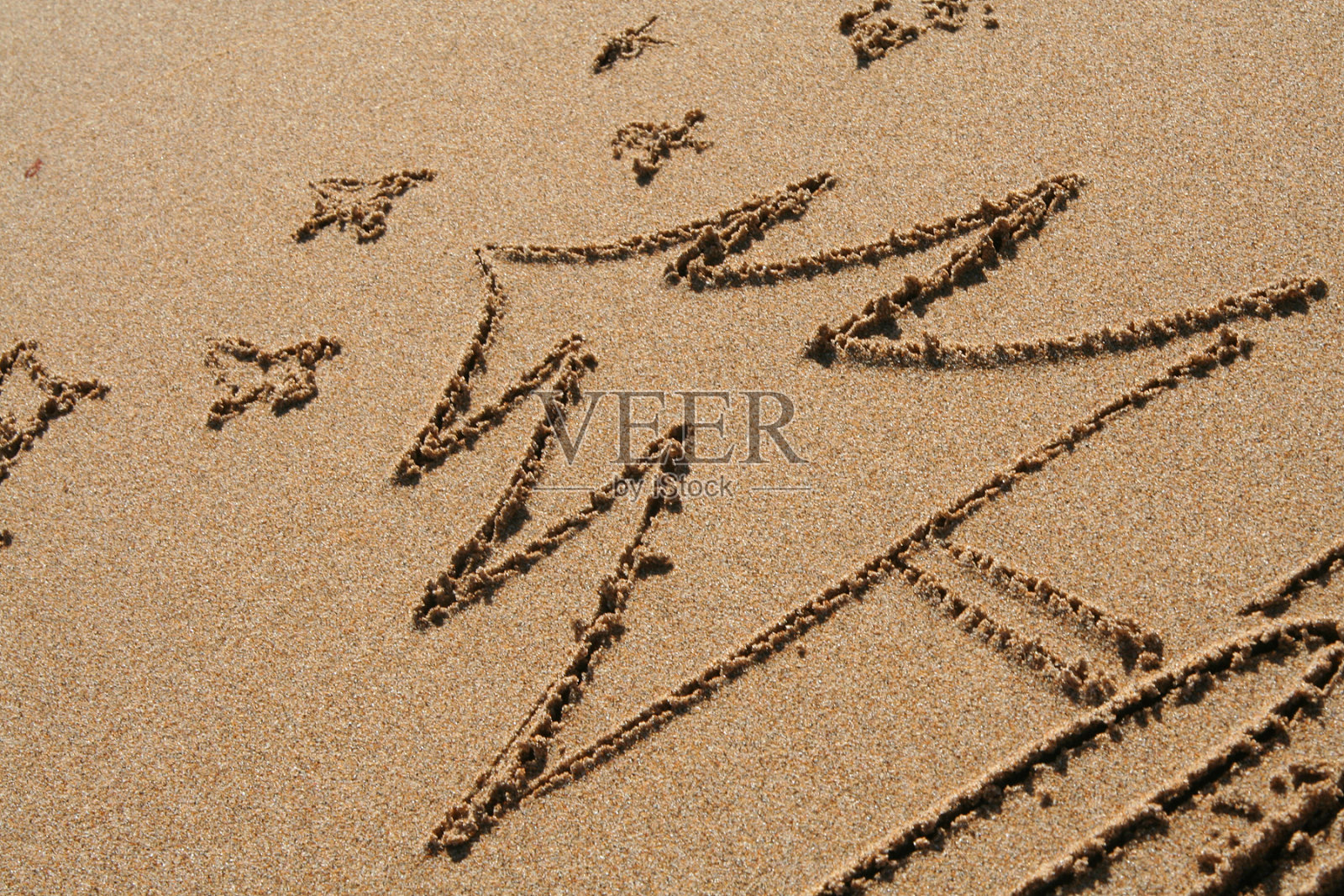 沙滩上画的圣诞树照片摄影图片