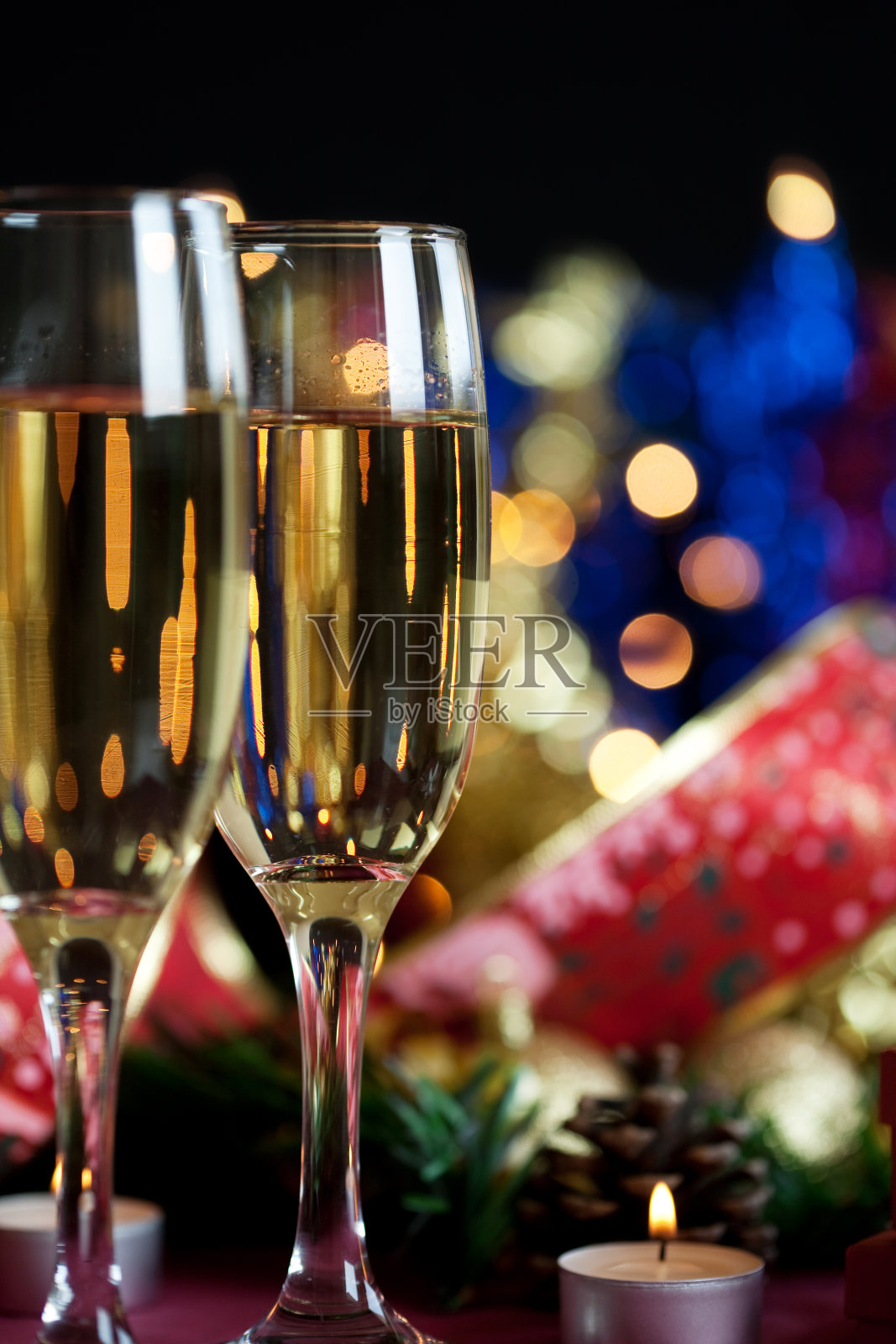 香槟和圣诞彩灯照片摄影图片