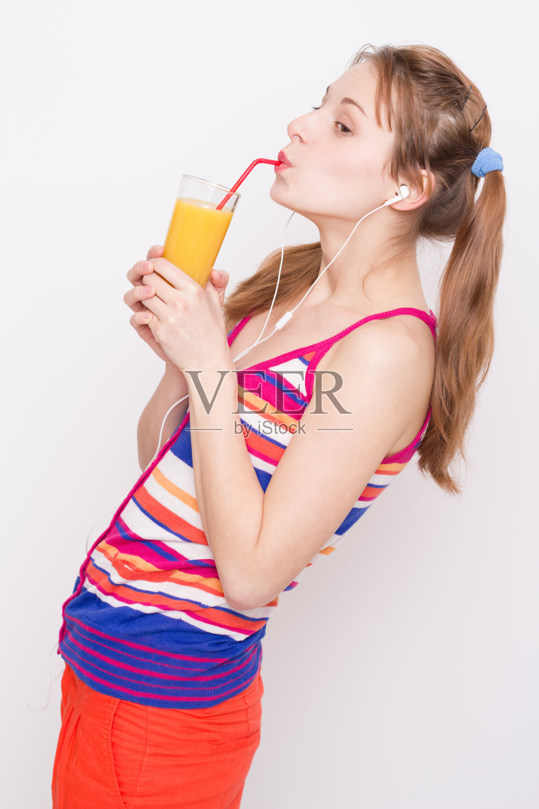 啜饮新鲜可口的橙汁照片摄影图片