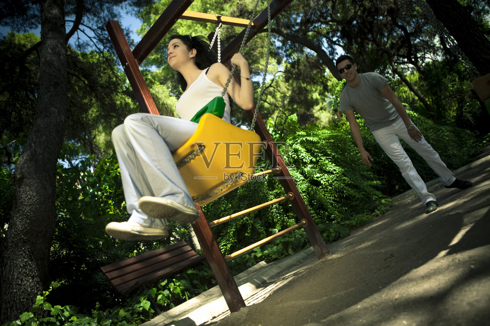 年轻的夫妇照片摄影图片