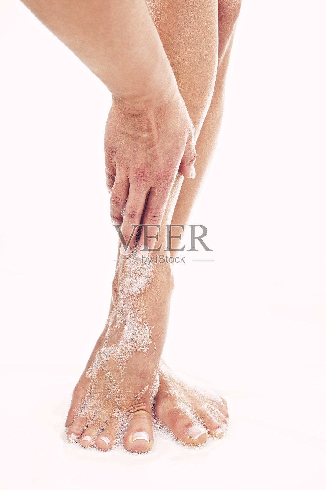 漂亮的湿腿被清洁白色的背景，肥皂照片摄影图片