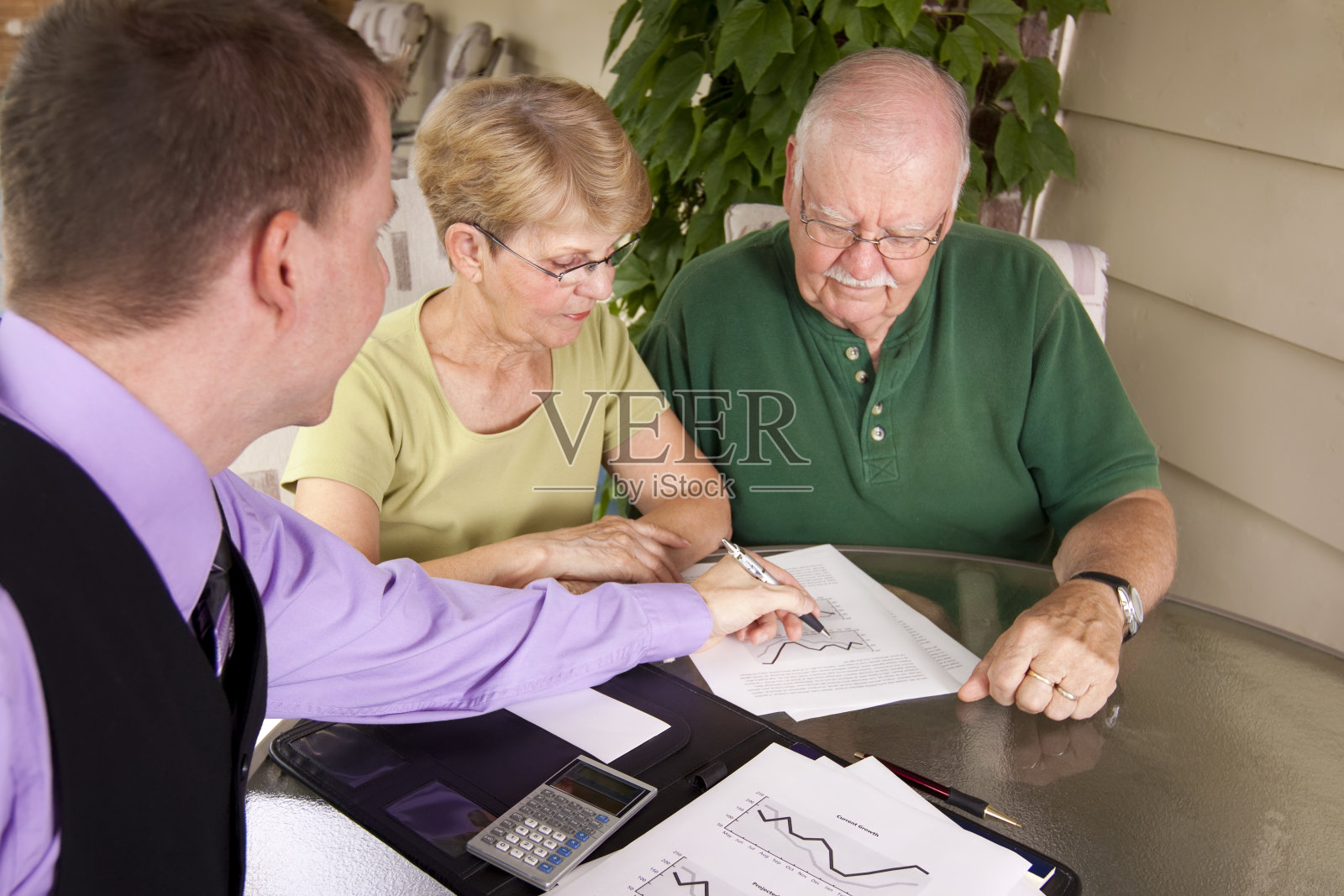 财务顾问户外与资深夫妇照片摄影图片