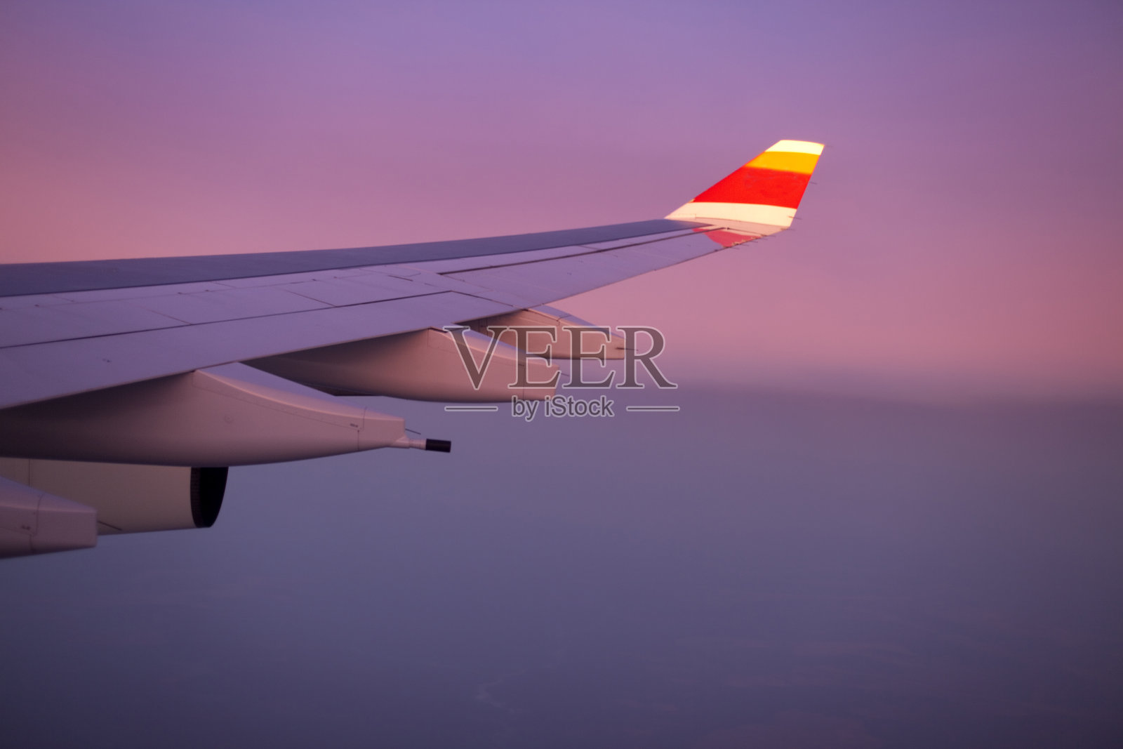 日落时分的空中客车机翼照片摄影图片