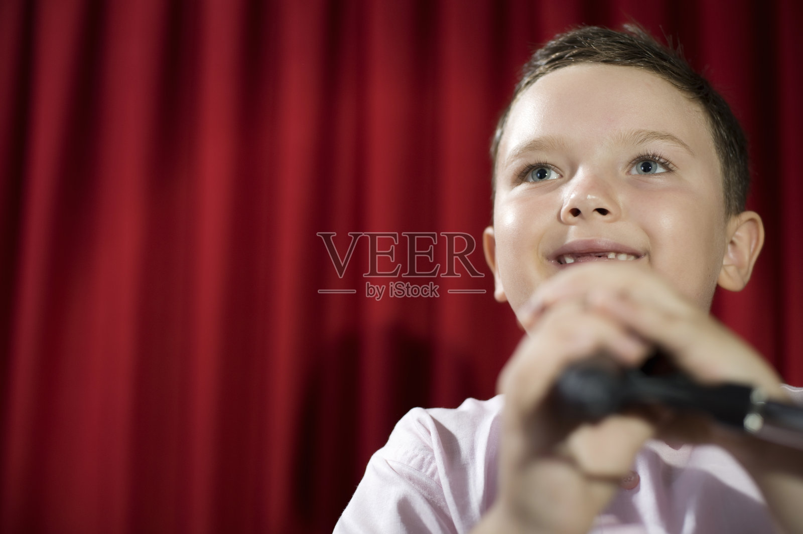 快乐的小男孩照片摄影图片