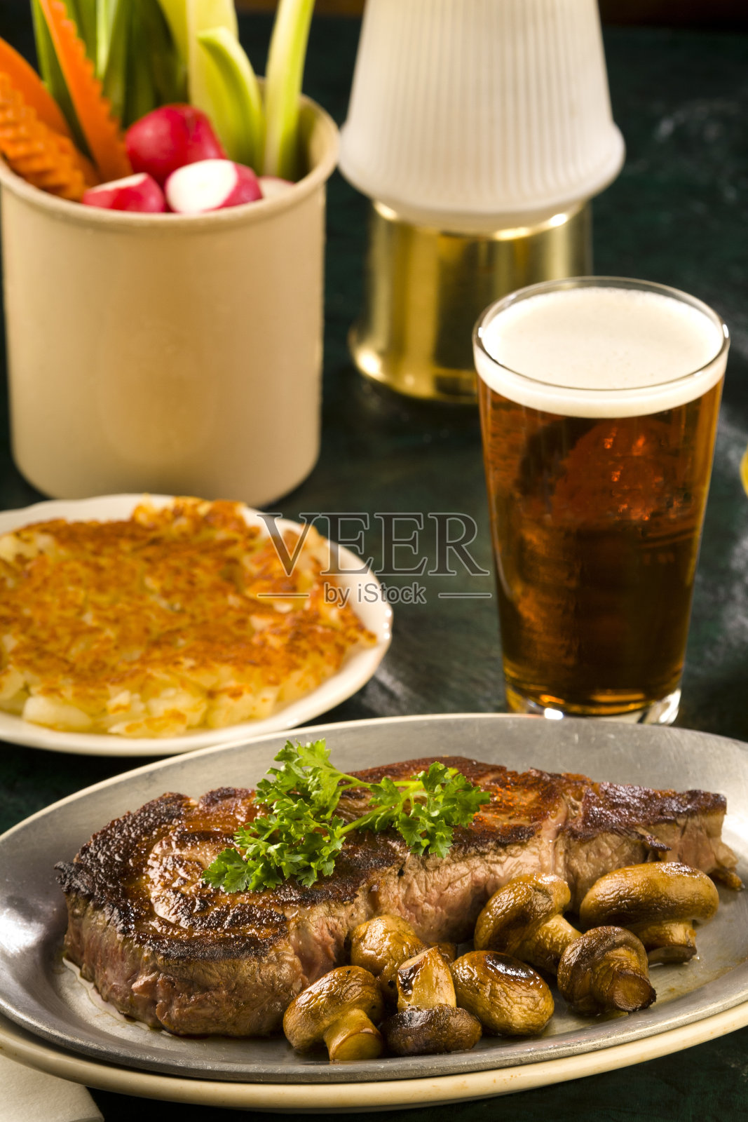 垂直肋眼，薯饼，啤酒-土砖RGB照片摄影图片