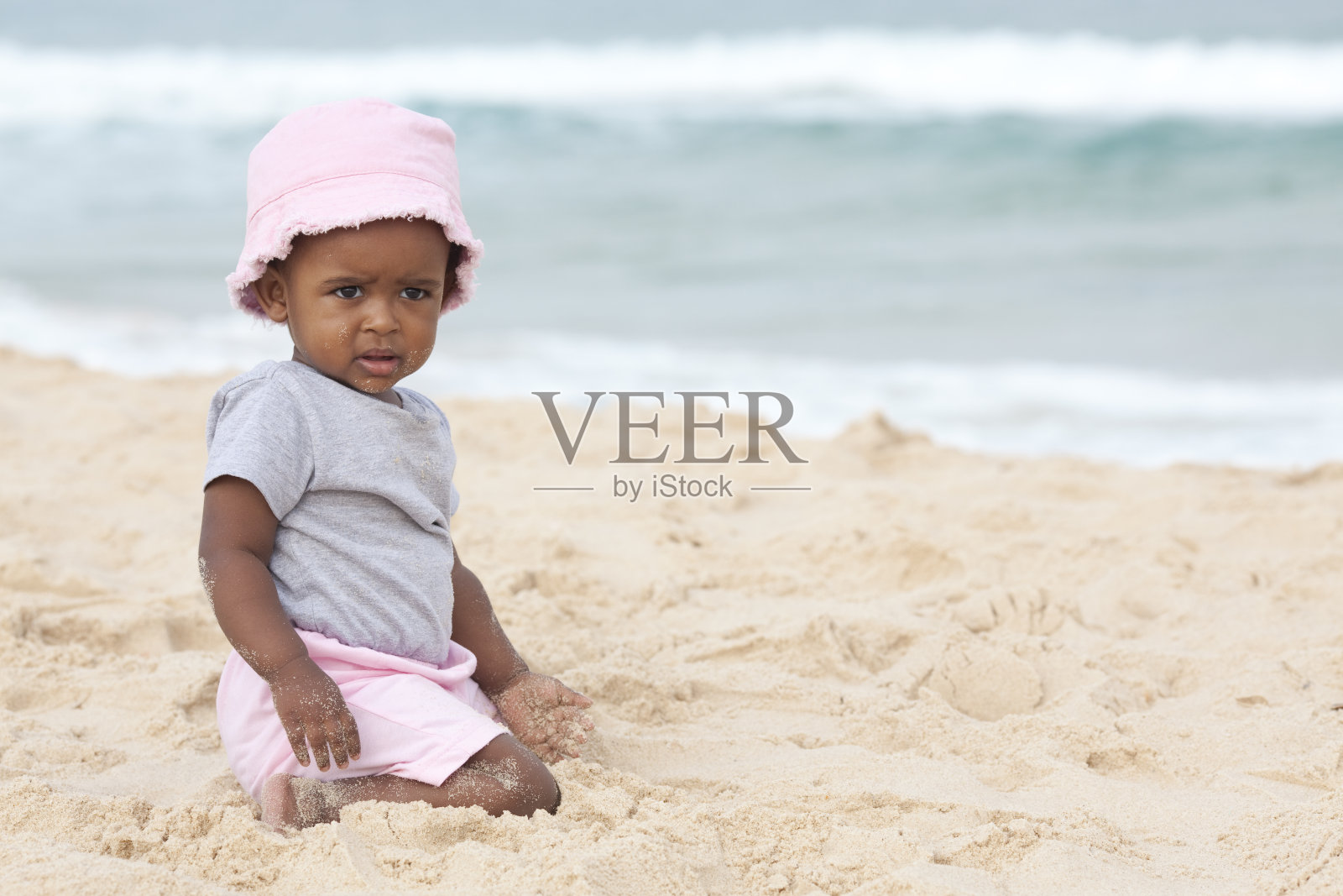 宝宝在外面的海滩上。照片摄影图片