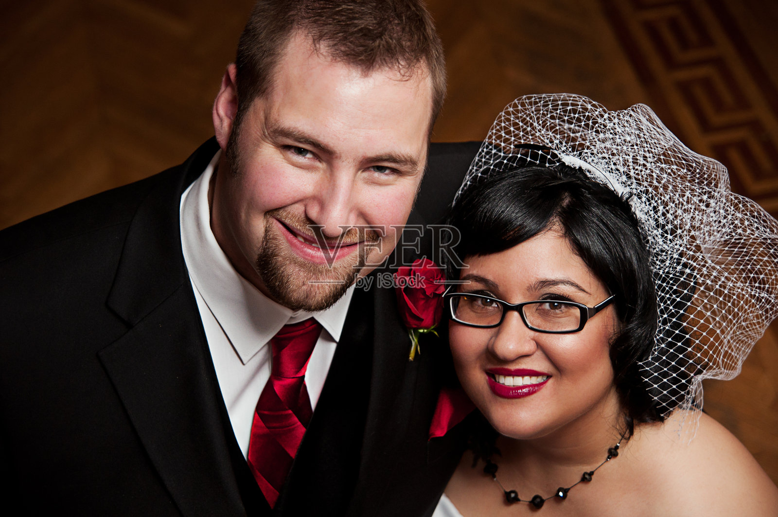 快乐的多民族新娘和新郎照片摄影图片