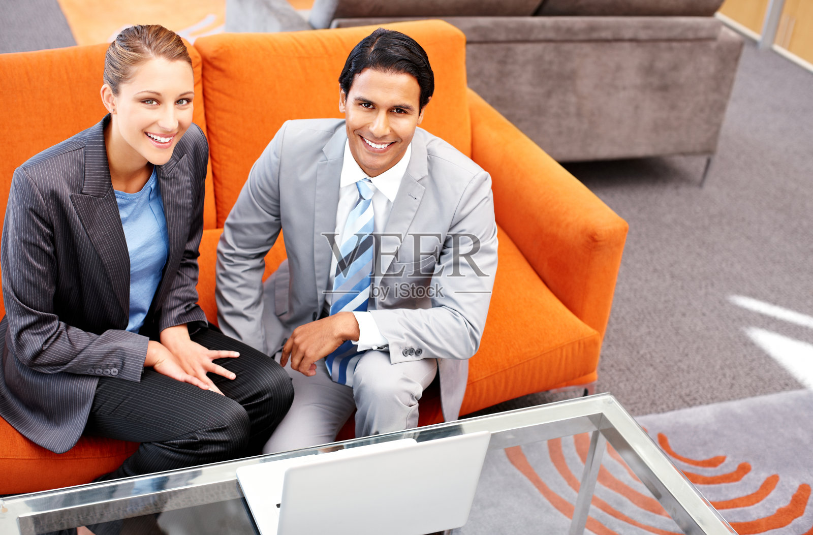 坐在笔记本电脑前照片摄影图片