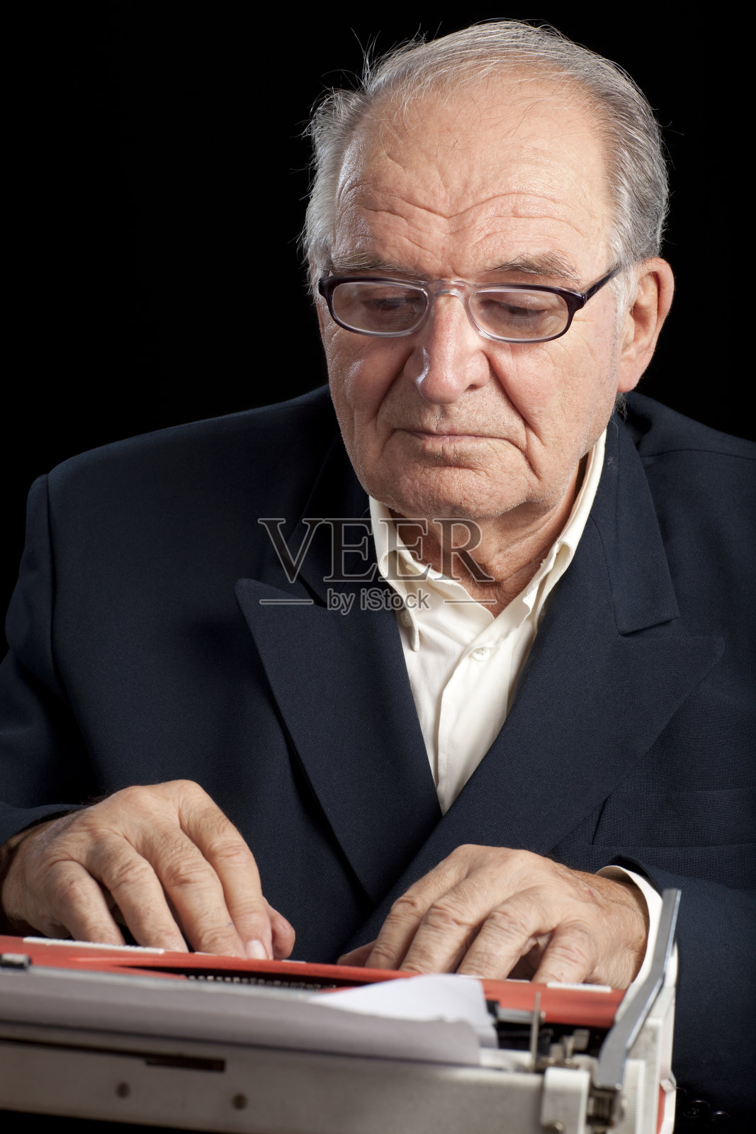 老人正在打信。照片摄影图片