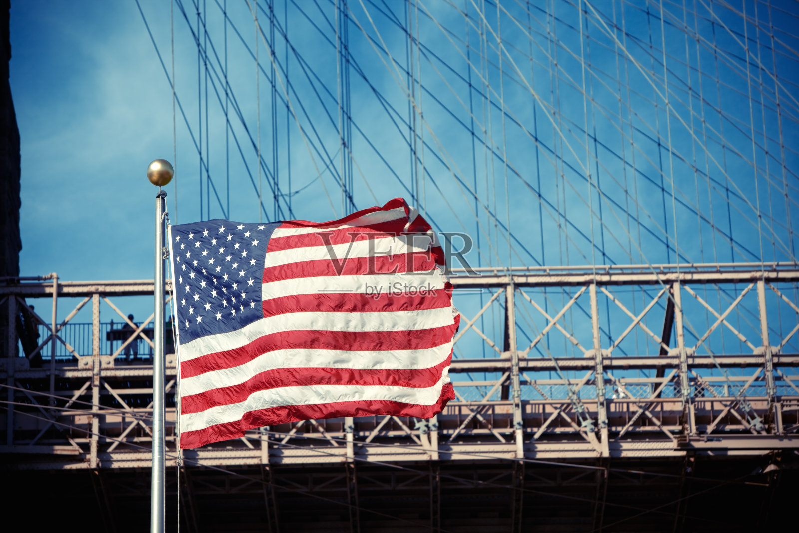 布鲁克林大桥下飘扬的美国国旗照片摄影图片