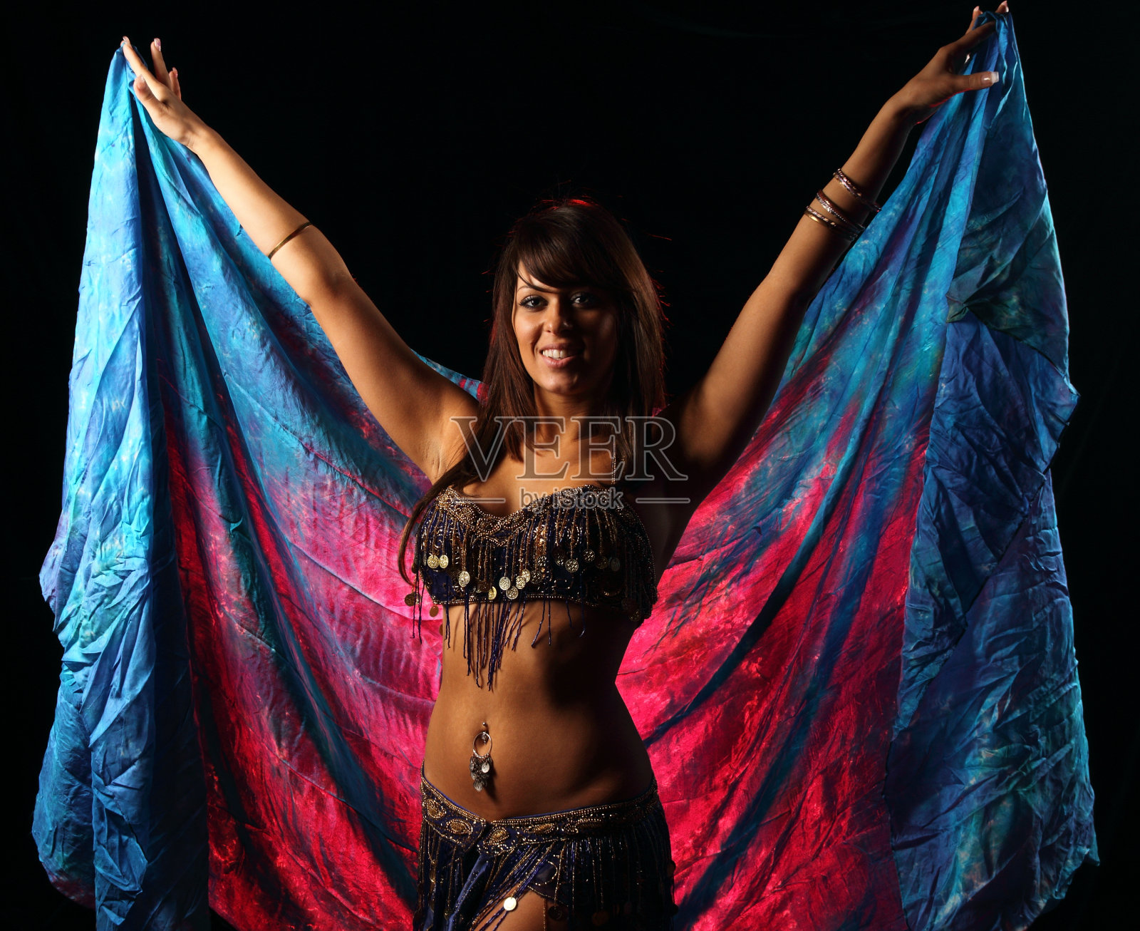 肚皮舞者戴着红蓝围巾微笑照片摄影图片