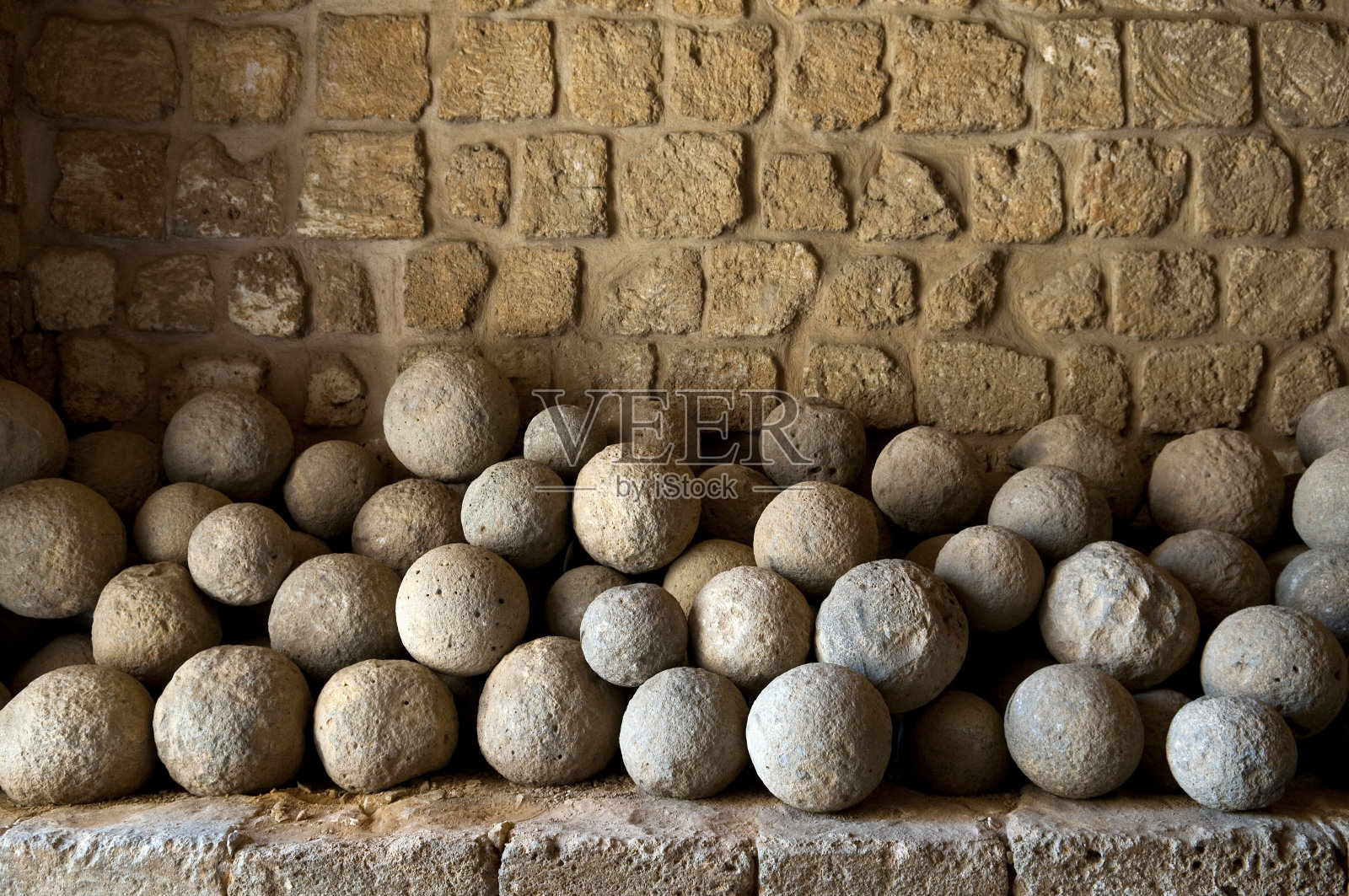 的黎波里（黎巴嫩）的圆形和方形炮弹照片摄影图片