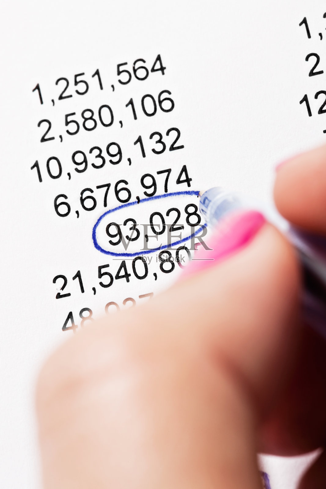 女性手在财务文件上圈出数字:可能有问题照片摄影图片