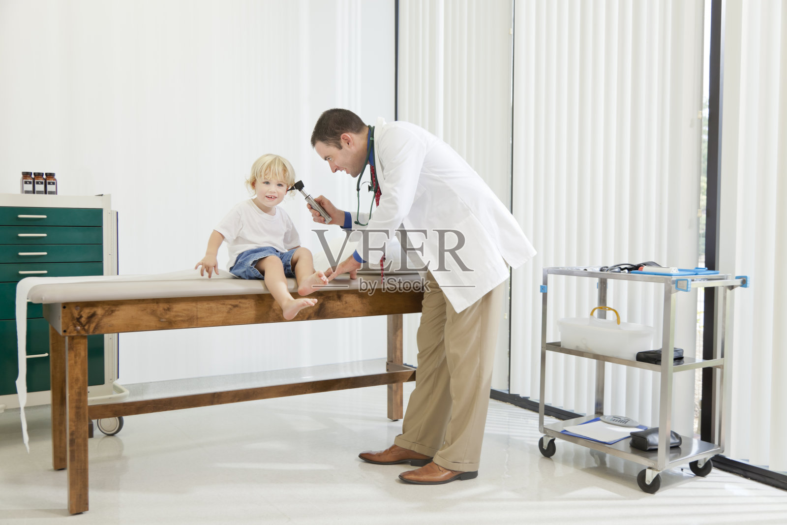 儿科医生检查儿童耳朵照片摄影图片