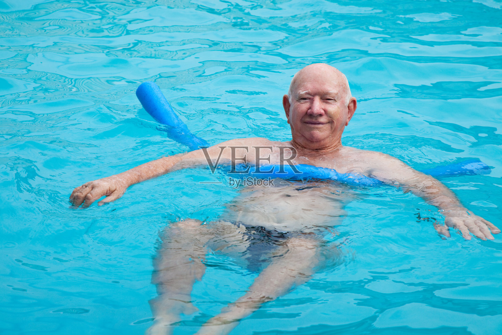 游泳池里活跃的老人照片摄影图片