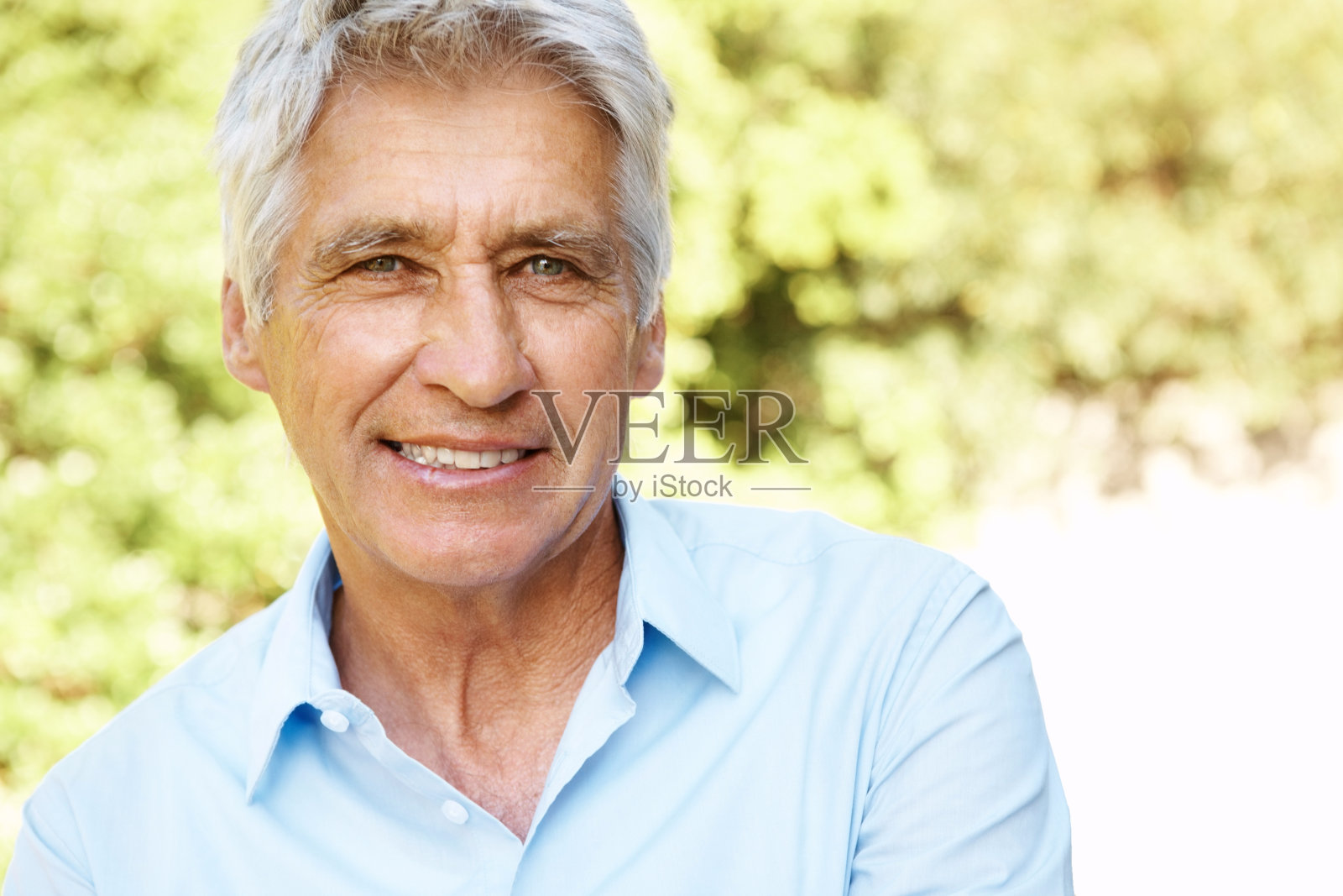 随意成熟的男人在阳光明媚的户外照片摄影图片