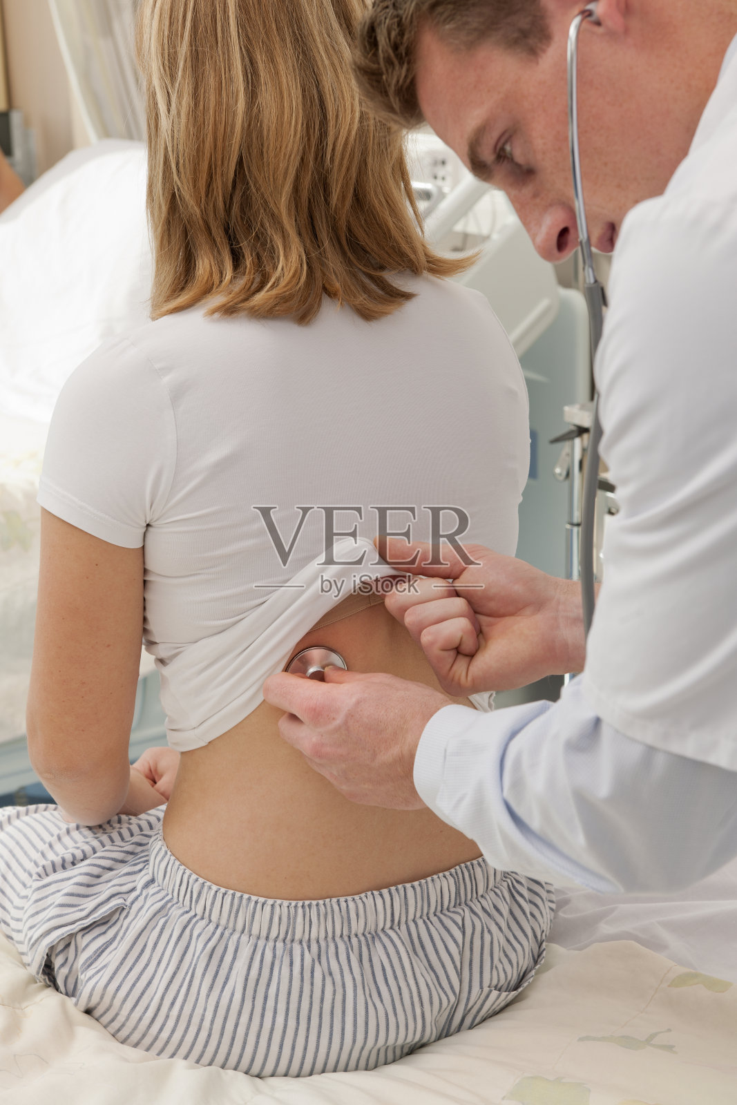 医生正在病房检查女病人照片摄影图片