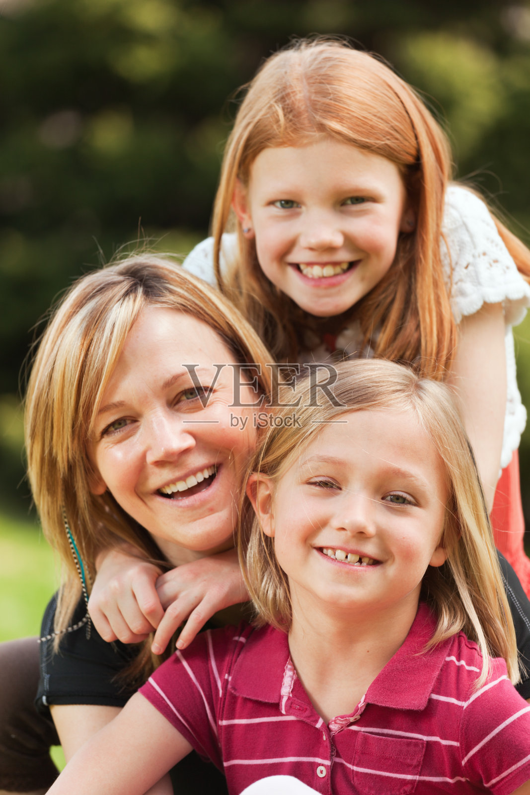 母亲和两个青春期的女孩特写照片摄影图片