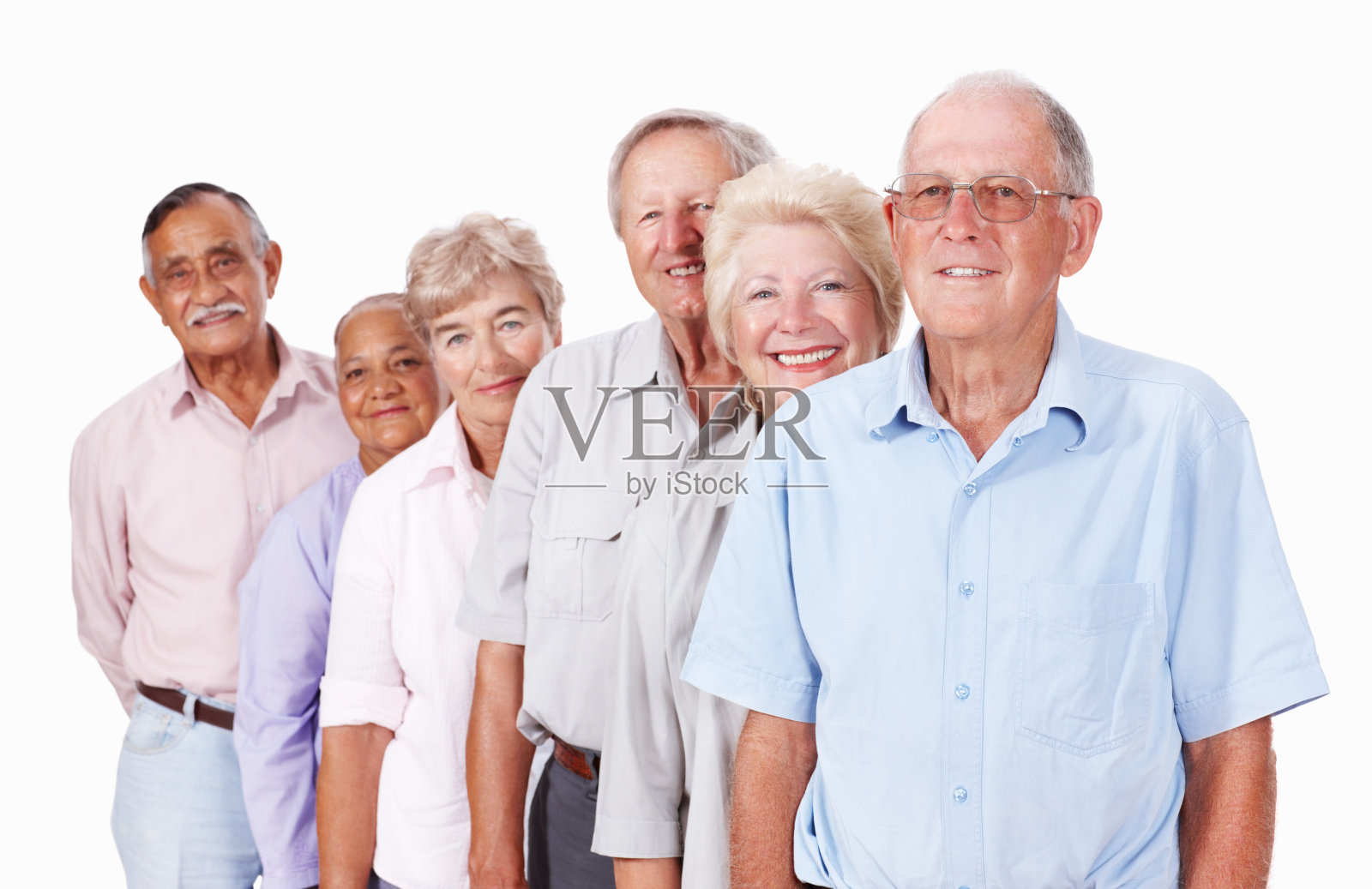 混合种族的老年人微笑着照片摄影图片