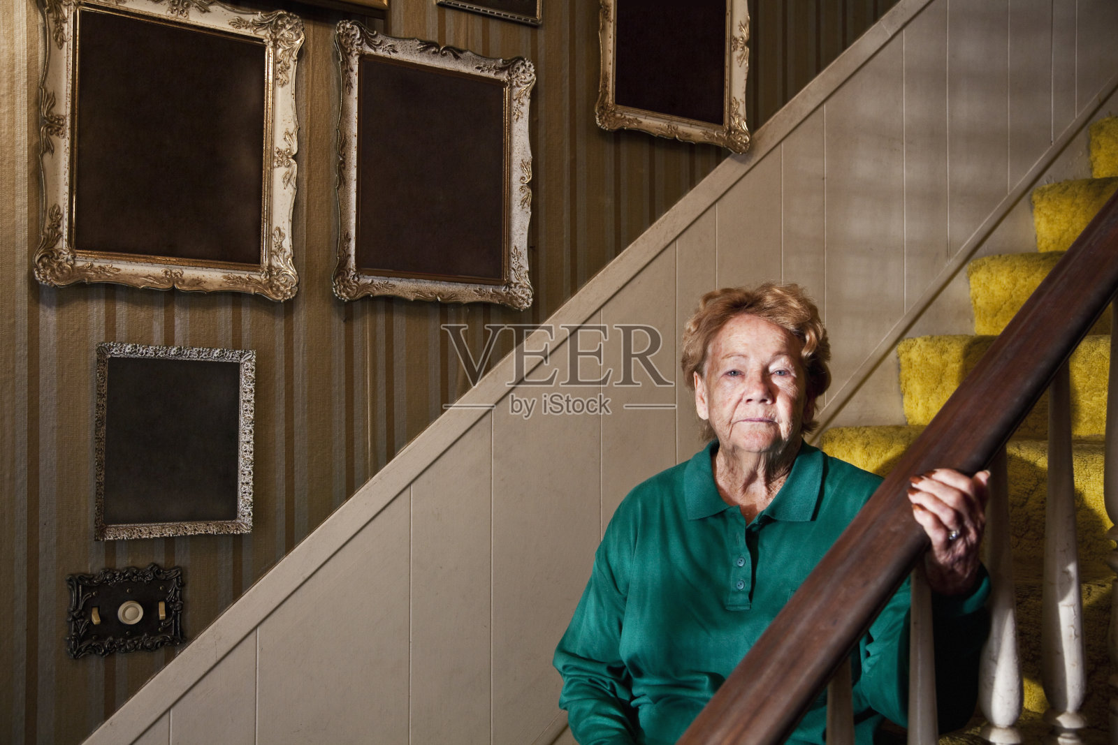 坐在楼梯上的年长女人照片摄影图片