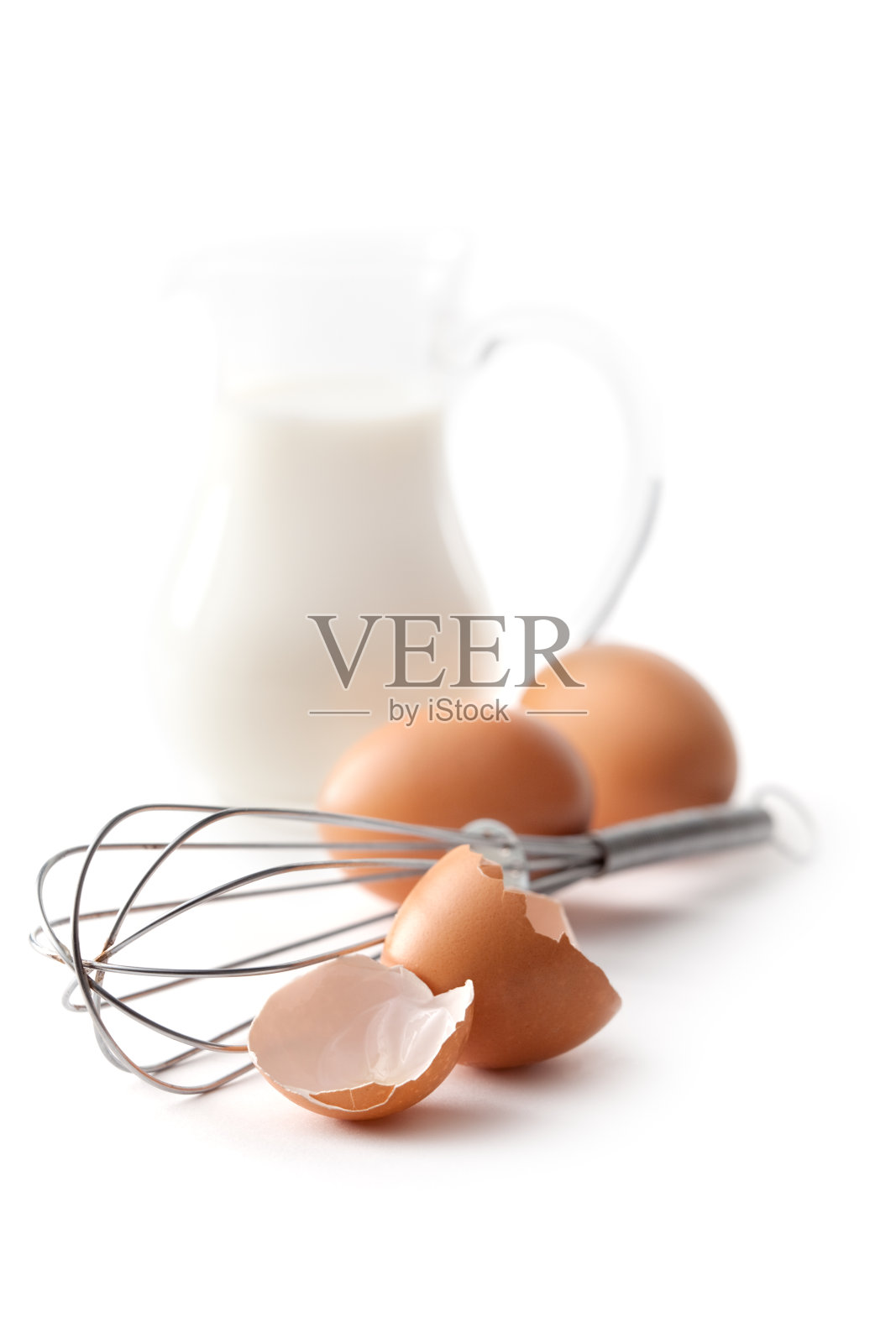 鸡蛋:打蛋器，牛奶和鸡蛋照片摄影图片