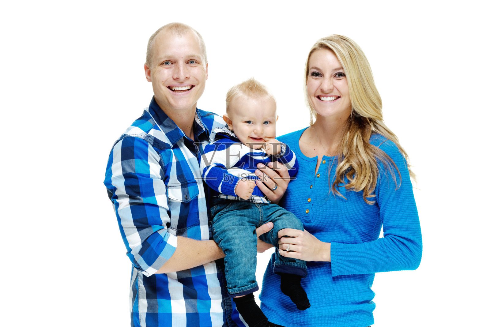 一对幸福的年轻夫妇和他们的孩子照片摄影图片