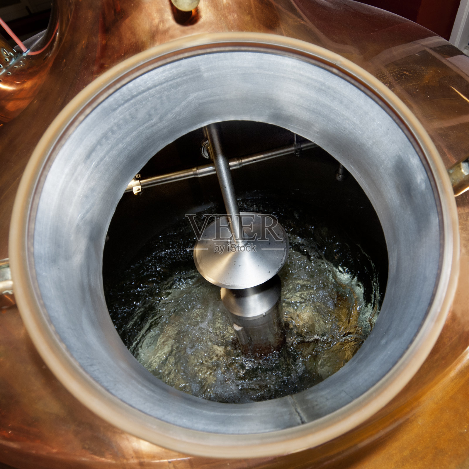 微型酿酒厂的铜捣碎桶或壶照片摄影图片