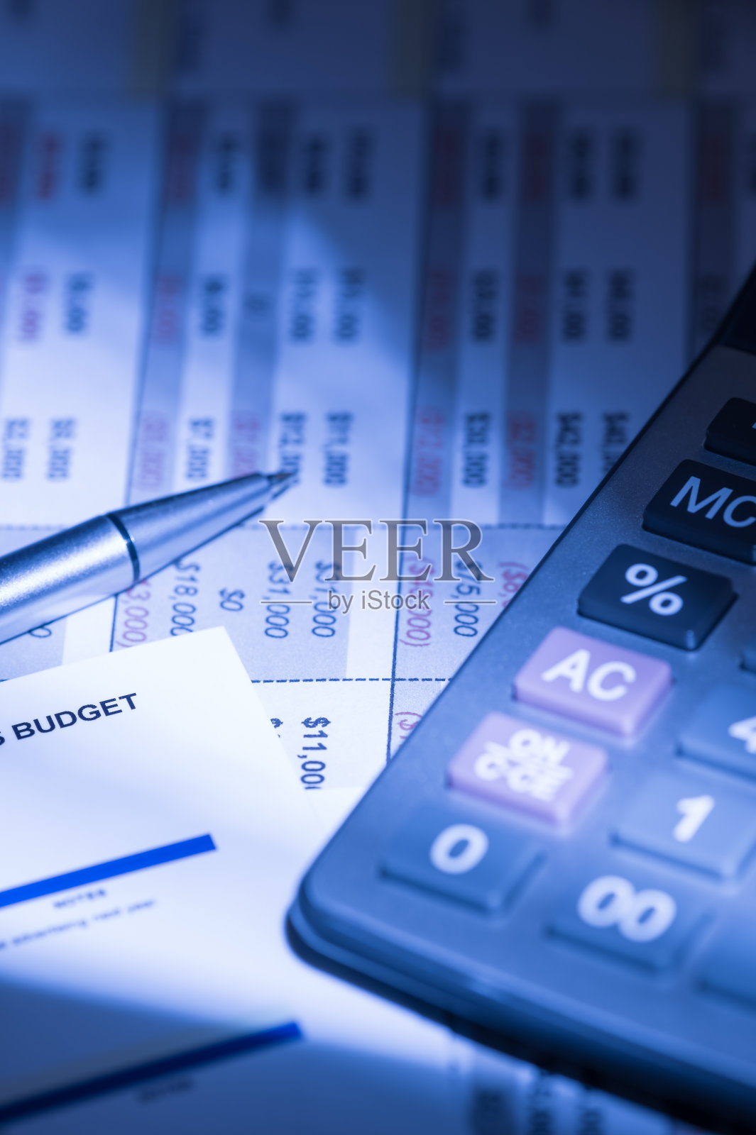 财务报告上的计算器和笔照片摄影图片