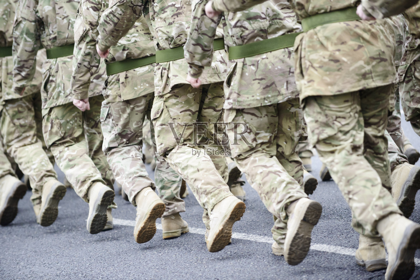 士兵们行进照片摄影图片