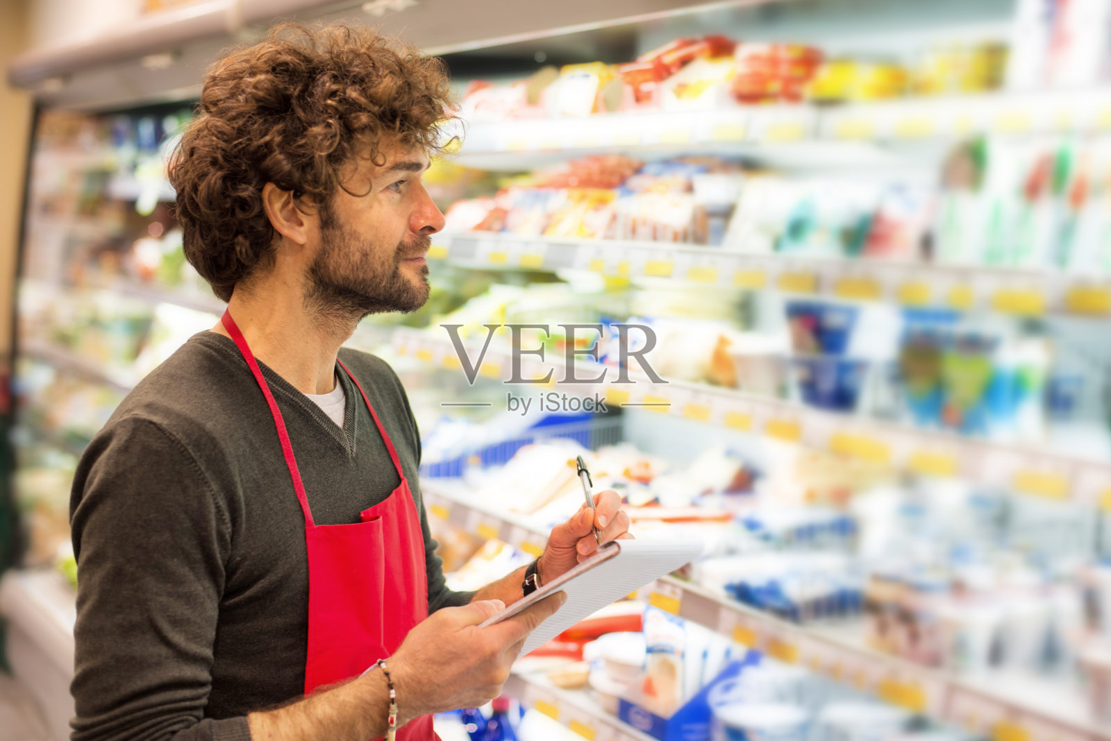 超市售货员检查产品照片摄影图片