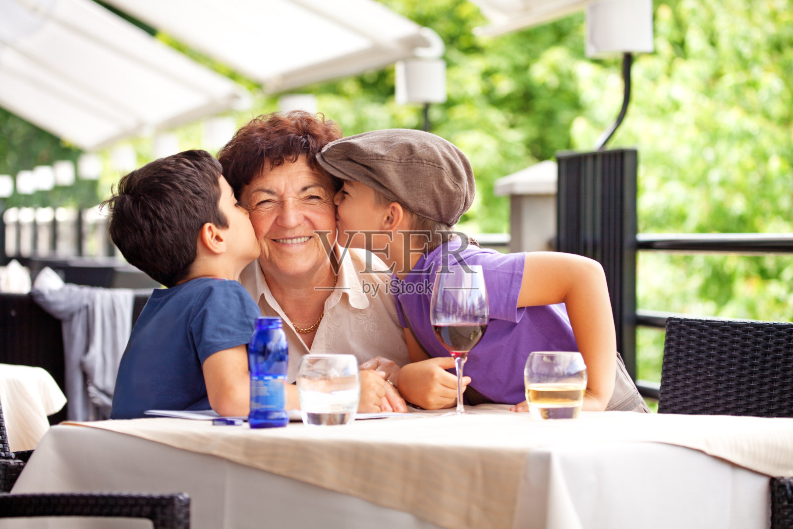 快乐的奶奶被她的孙子亲吻照片摄影图片