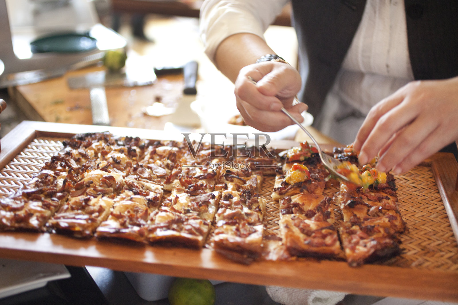 制作面包的开胃菜照片摄影图片