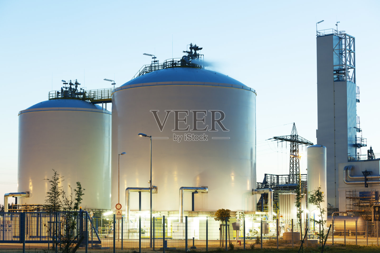 石油和天然气储罐在黄昏照片摄影图片