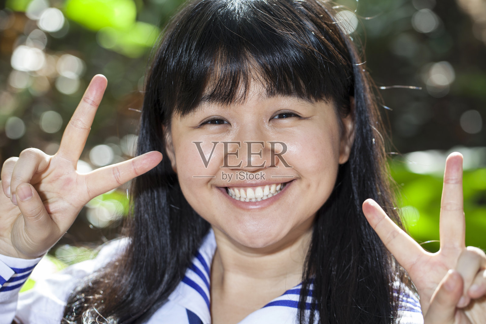 年轻的亚洲女人在户外微笑照片摄影图片