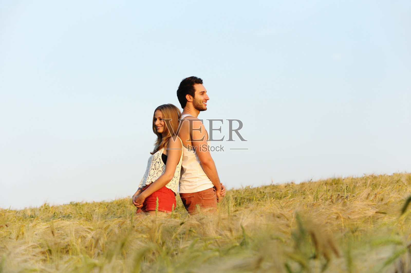 年轻夫妇站在田野里照片摄影图片