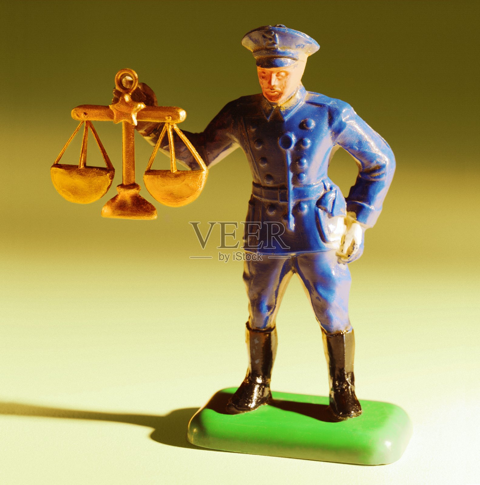 手持正义天平的警察照片摄影图片