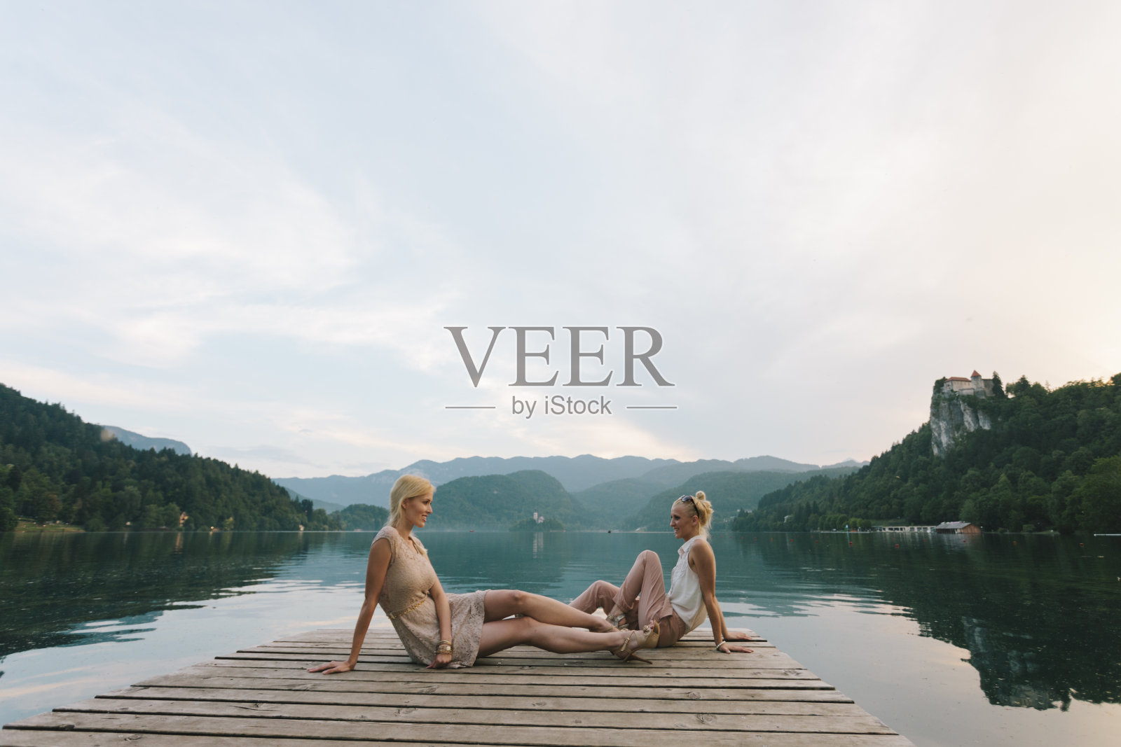 码头上的美女照片摄影图片