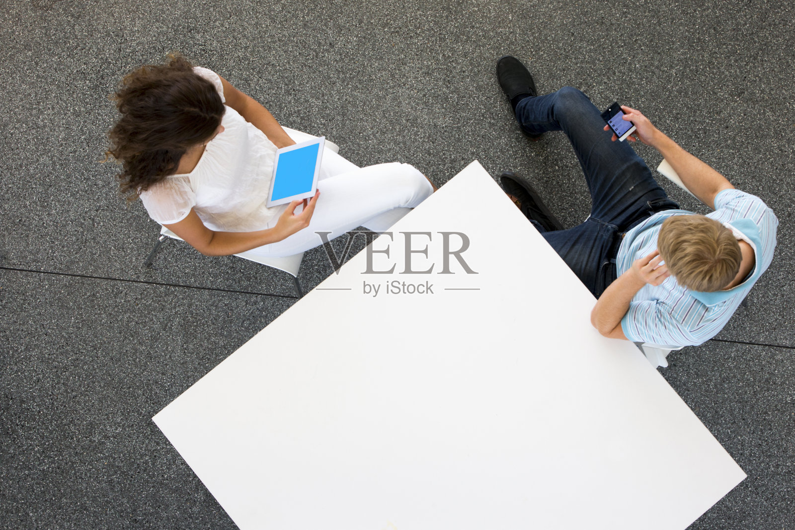 一起学习的青少年情侣照片摄影图片