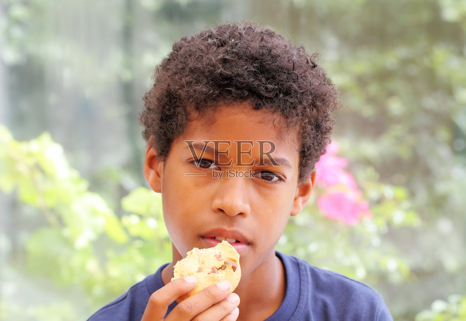 男孩在吃饼干照片摄影图片